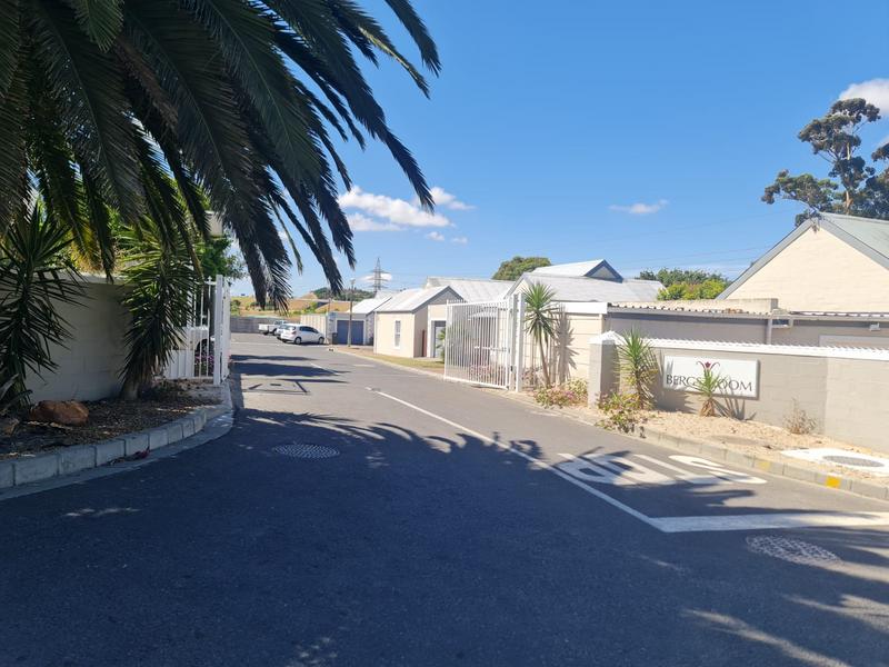 To Let 2 Bedroom Property for Rent in Oakglen Western Cape